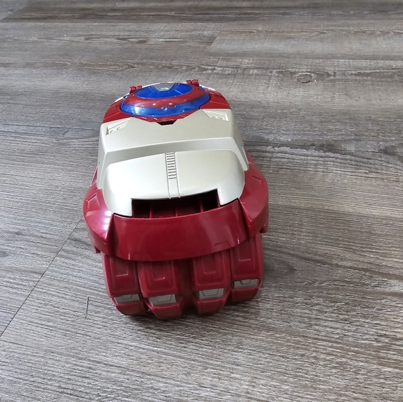 Marvel Iron Man 3 Motorized Arc FX Gauntlet shoots disks - Picture 1 of 7